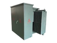 Transformador submerso em óleo montado em uma plataforma de três fases