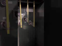 Transformador submerso em óleo montado em uma plataforma de três fases