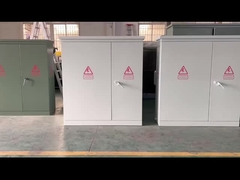 Transformador submerso em óleo montado em uma plataforma de três fases