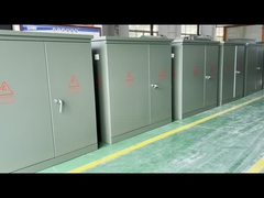 Transformador submerso em óleo montado em uma plataforma de três fases